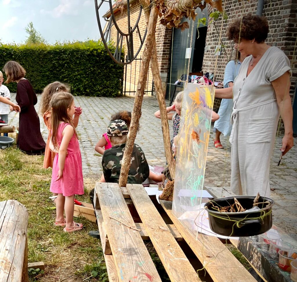 Kinderen spelen buiten op hun eerste dagen bij kinderopvang Best 4 Kids