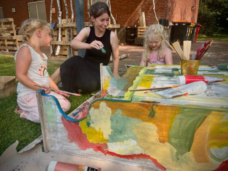 Handen en materialen in het atelier