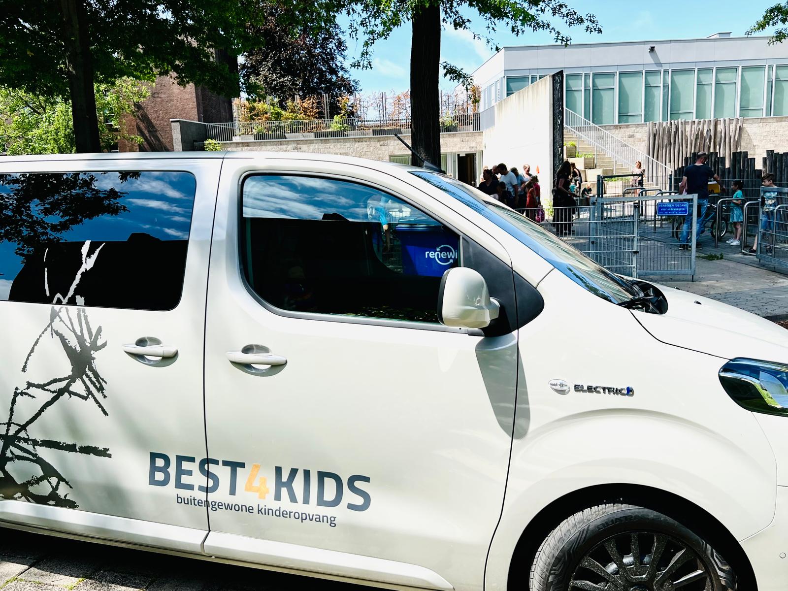 De elektrische minibus van Best 4 Kids haalt kinderen op van school in Heerlen