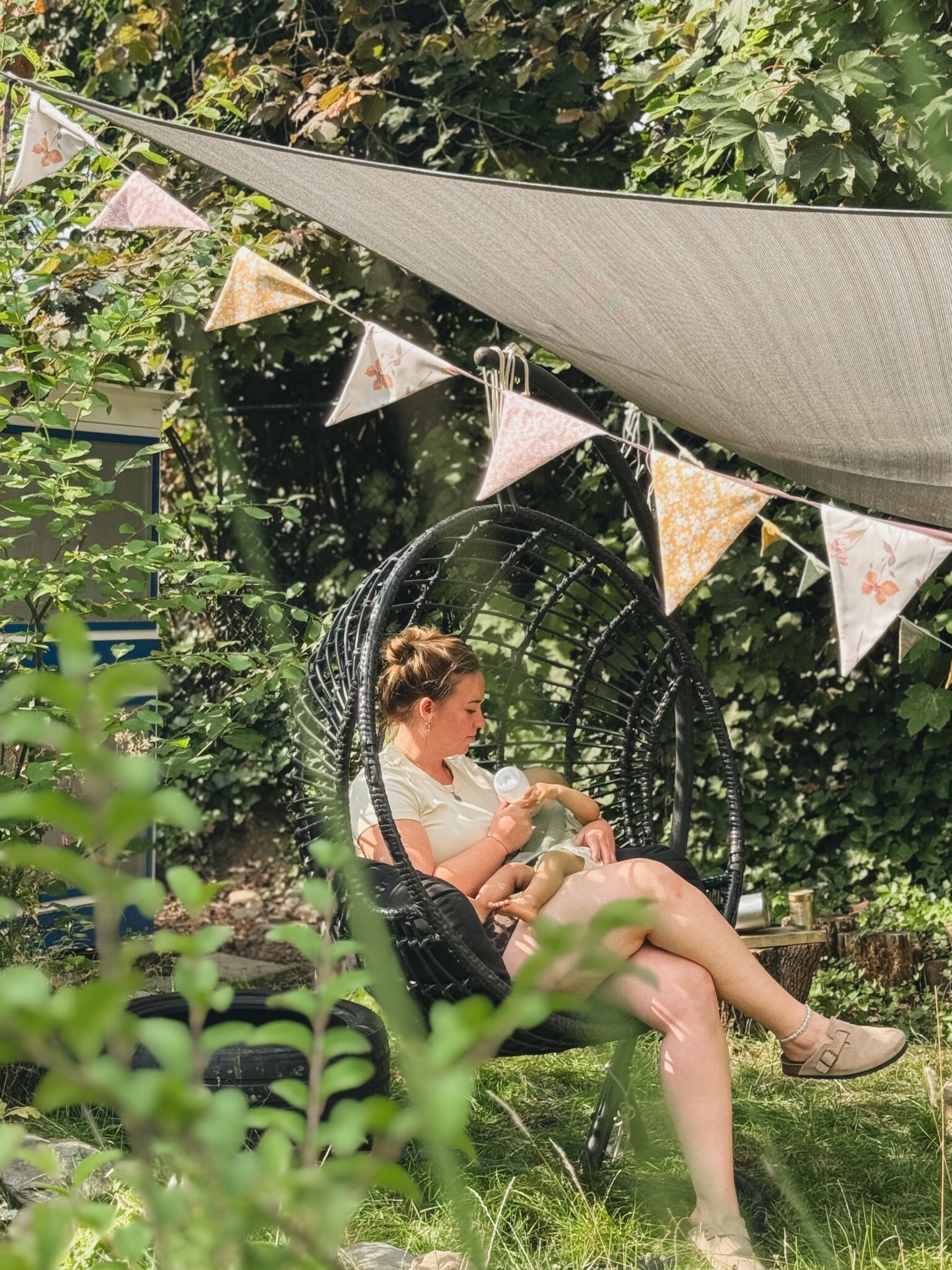 Jong kind speelt in de groene tuin bij Best 4 Kids