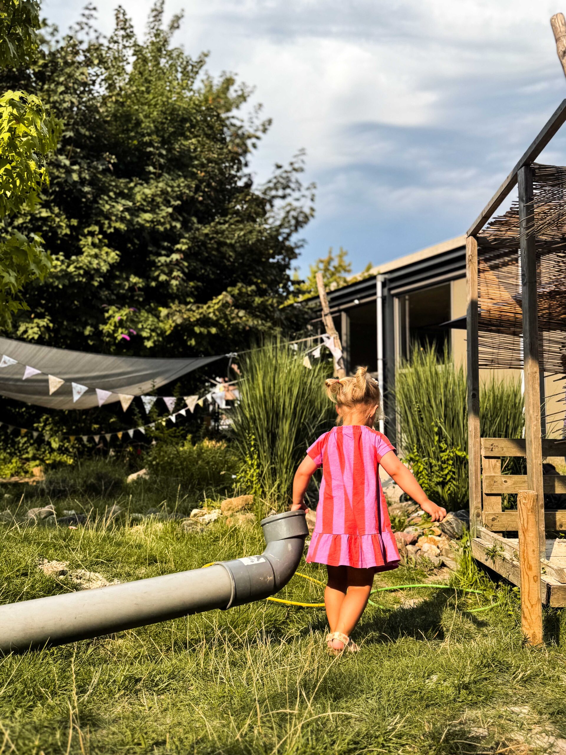 Kind speelt in de groene buitenruimte van kinderopvang Best 4 Kids Binnenstad in het centrum van Heerlen