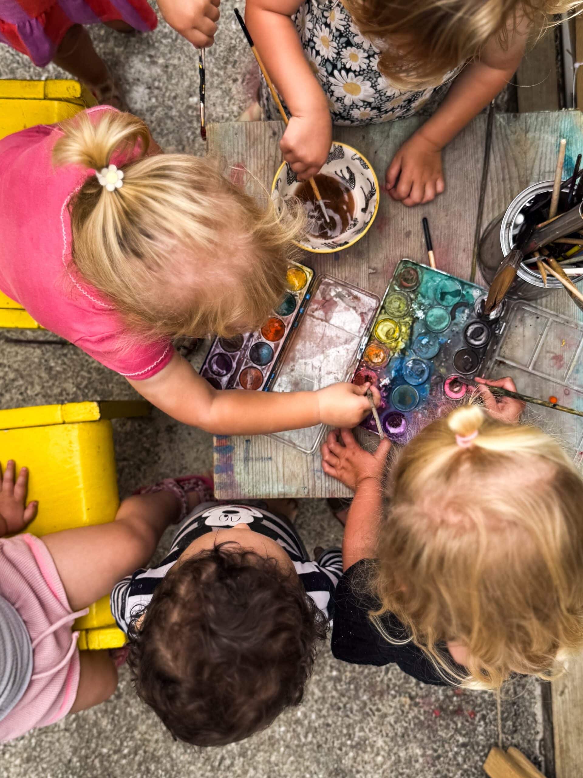 Kind schildert in het atelier van BSO Binnenstad Heerlen