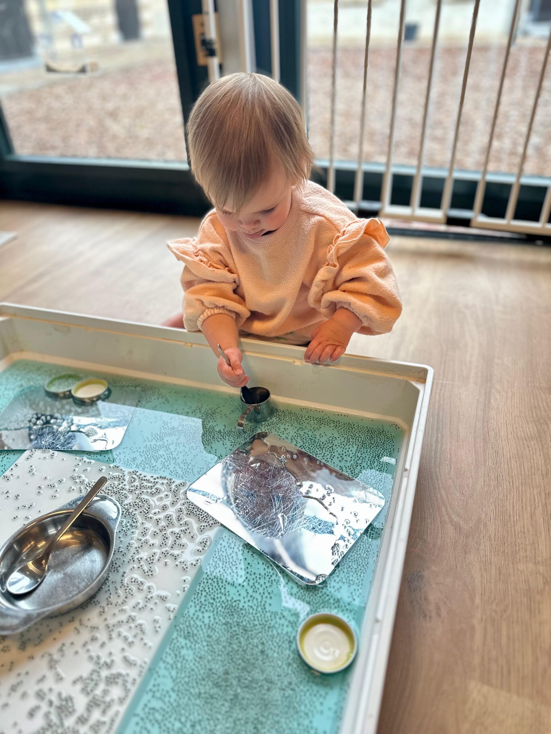 Peuter ontdekt water en spiegels bij de dagopvang van Best 4 Kids De Hoeve Heerlen