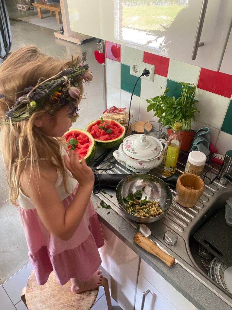 kinderen bereiden zelf soep met groenten uit de moestuin, kinderopvang Best 4 Kids Landgraaf