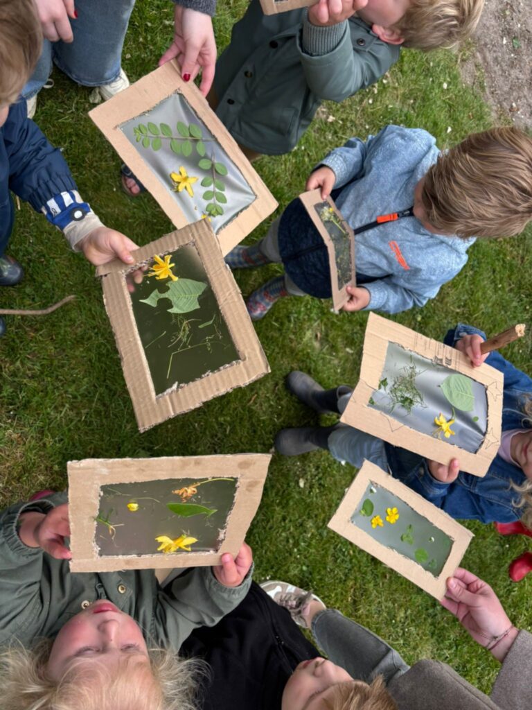 Peuters maken natuurkunstwerkjes bij Forest Kids