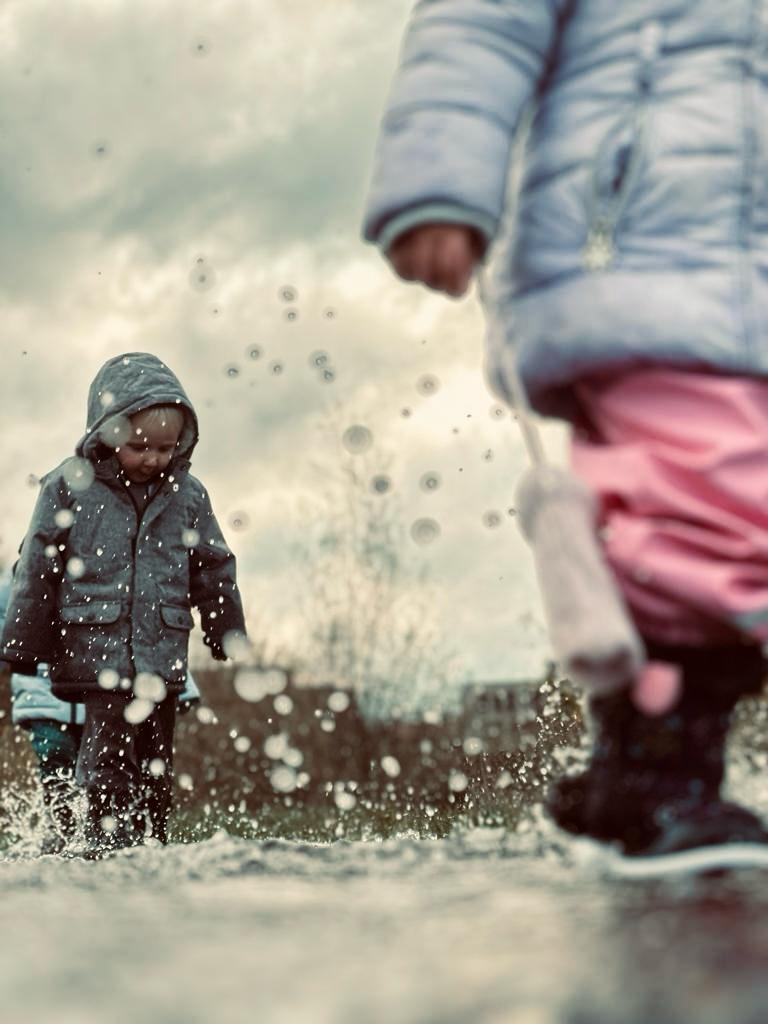 Forest Kids peuters wandelen door de regen bij Landgoed Terworm