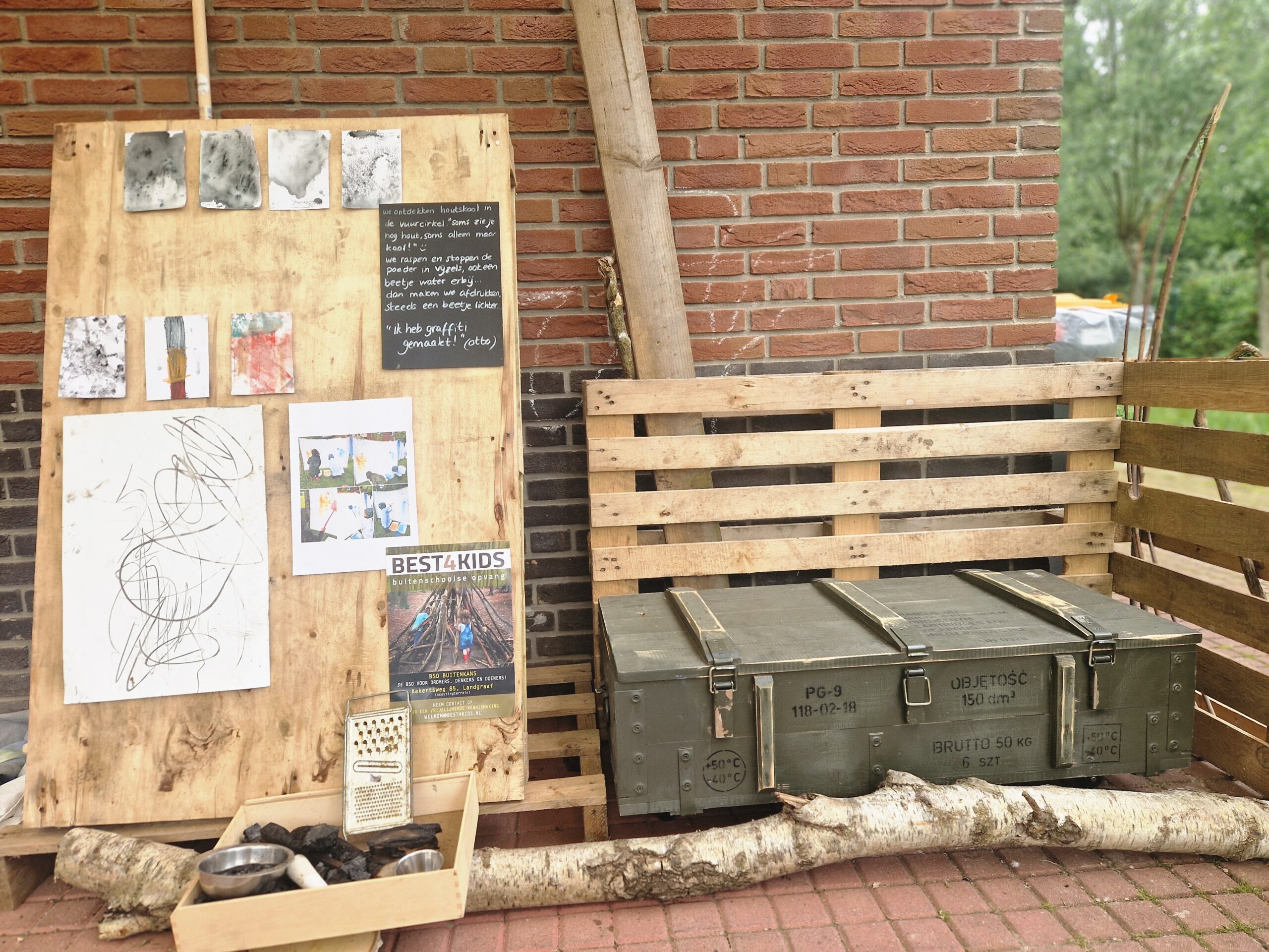 Kinderen werken aan een natuurkunstproject