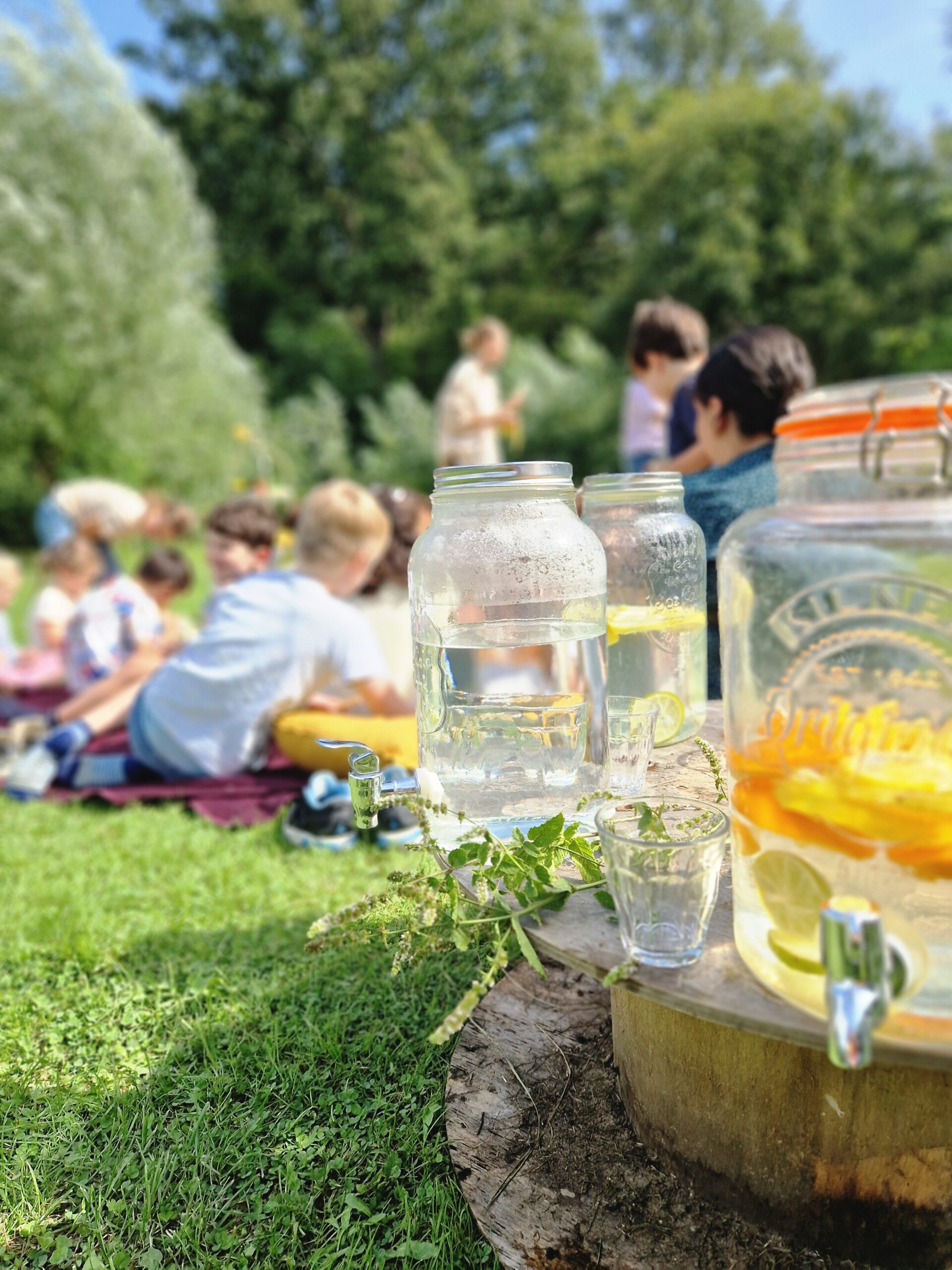 Pedagogisch professional volgt kinderen tijdens het spelen